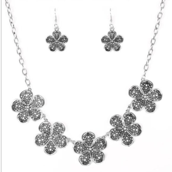 paparazzi Jewelry - No Common Daisy - Silver